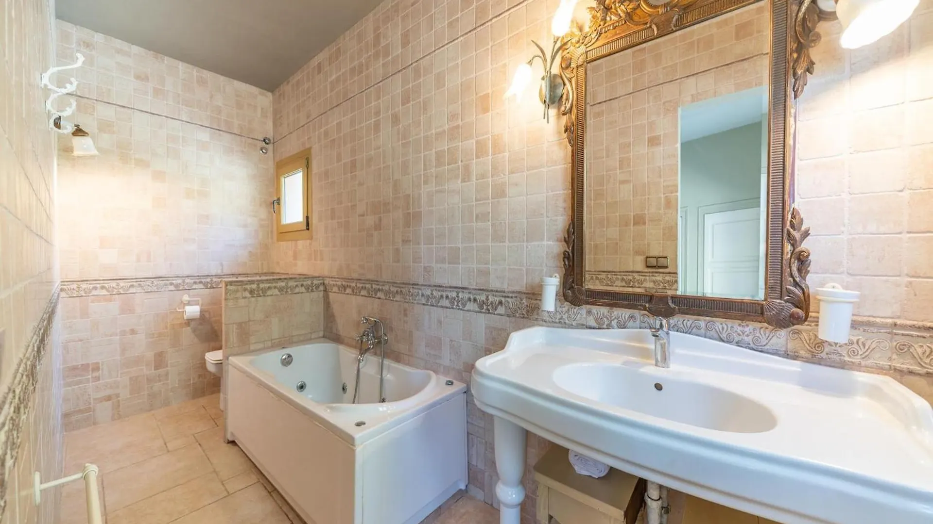 Spacious Villa Near Sand Beaches L' Escala