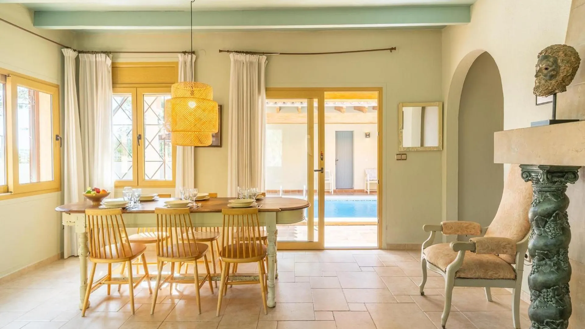 Spacious Villa Near Sand Beaches L' Escala